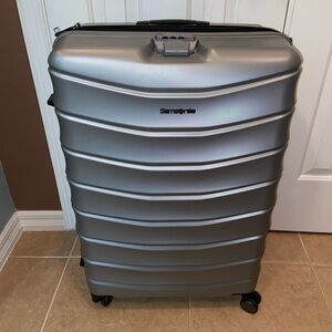 Like new Samsonite large expandable Amplitude 29” Hardside Spinner luggage
